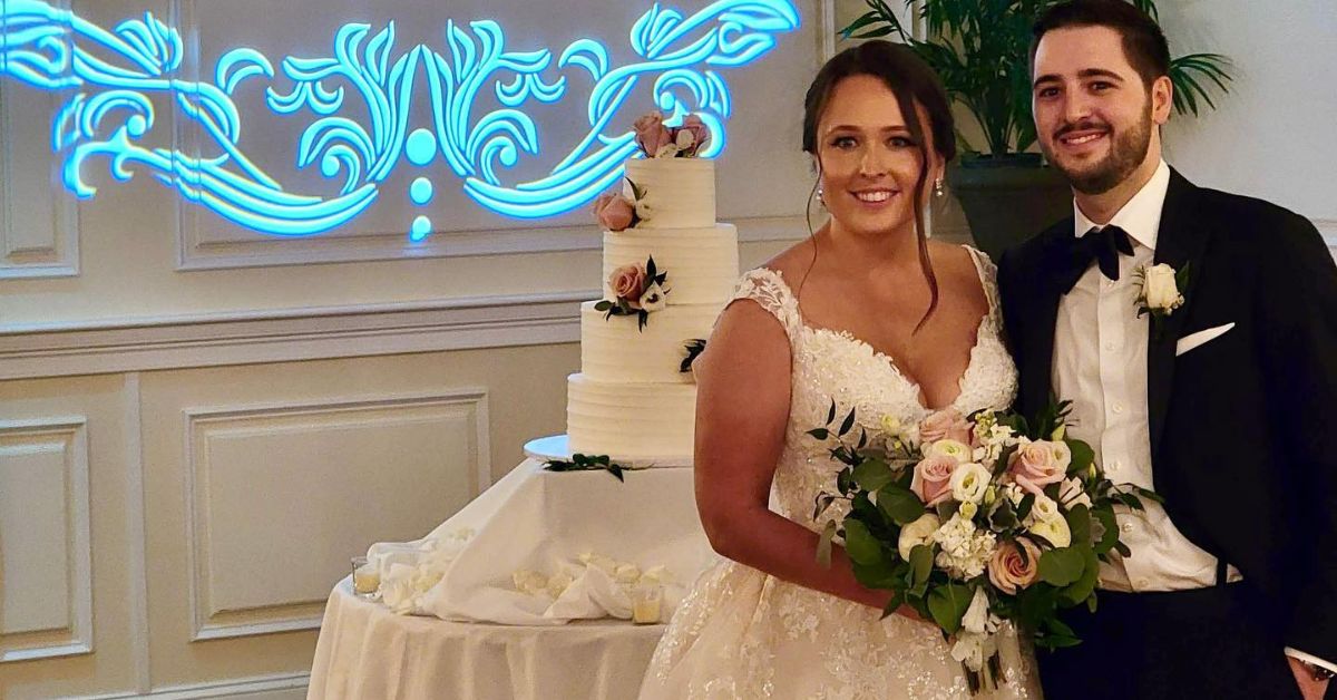 9 Bouquet Toss Songs That Will Energize the Crowd